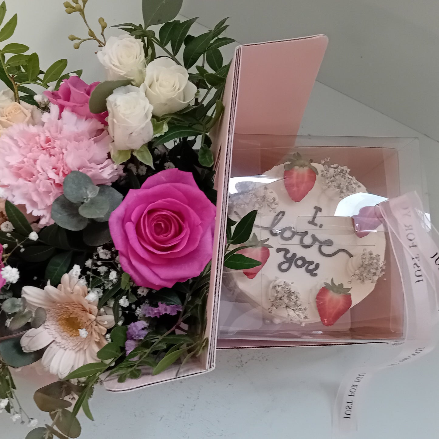 „Mit Liebe verpackt"                                    mit Schriftzug und XL Blumengesteck