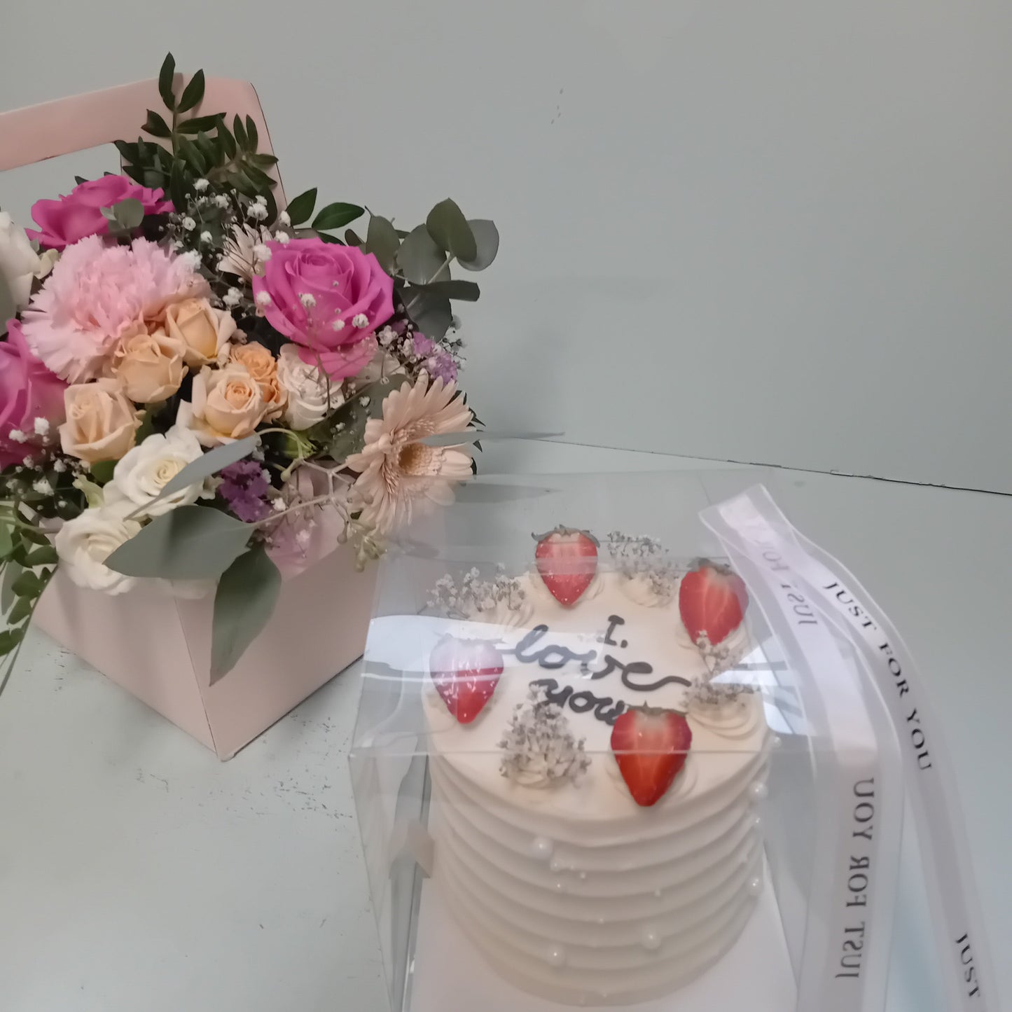 „Mit Liebe verpackt"                                    mit Schriftzug und XL Blumengesteck