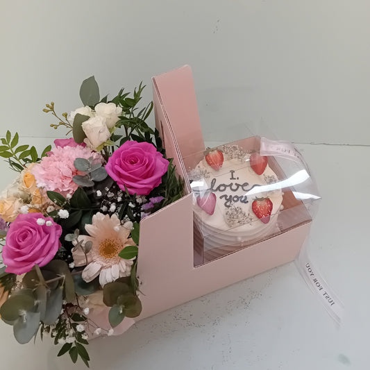 „Mit Liebe verpackt"                                    mit Schriftzug und XL Blumengesteck